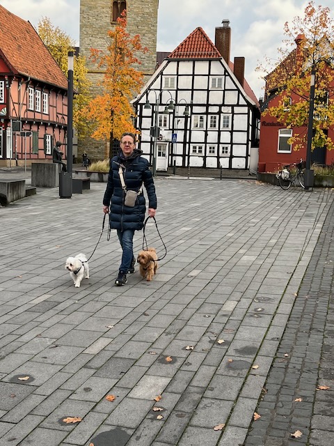 Manuela Kiefern Hundetrainerin aus Oelde mit ihren beiden Hunden die locker an der Leine laufen